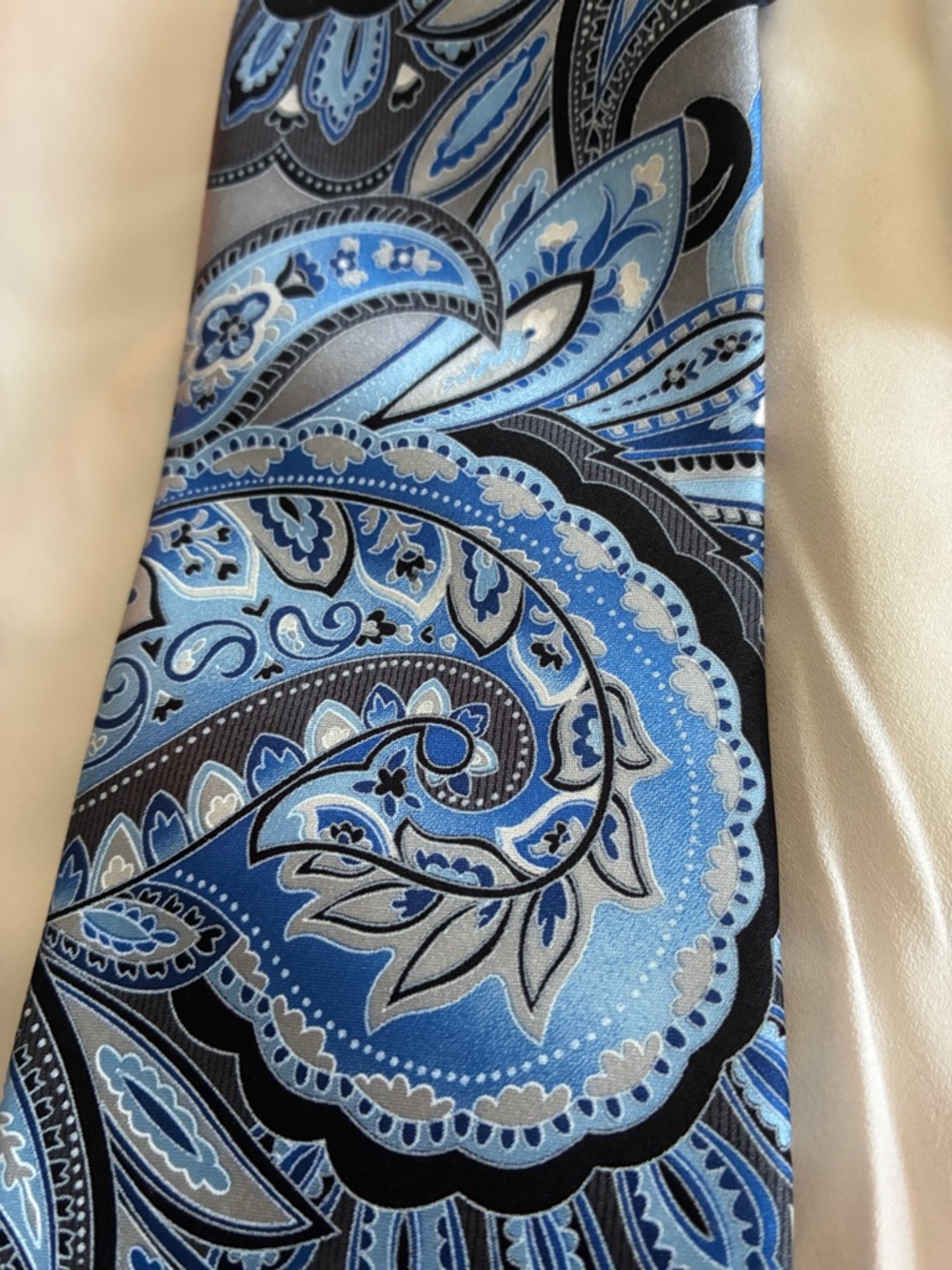 Geoffrey Beene Blue Silver Black Paisley Silk Tie